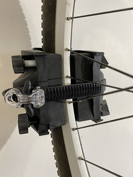 Technologie brevetée pour un maintien optimal
Le Maxi Fix utilise une fixation brevetée par la roue, issue de l’expertise Till Start dans le domaine des home-trainers.
Ce système évite tout contact direct avec le cadre, limitant les risques de rayures ou déformation.
La structure autoporteuse assure une excellente stabilité, même sur des surfaces inégales.
Pour renforcer la sécurité , un point de fixation antivol de type kensington permet d’ajouter un câble de sécurité.
Une solution complète pensée pour la fiabilité et la longévité.
